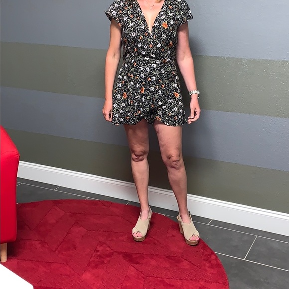 Angie Pants - Angie Floral Romper. Small.